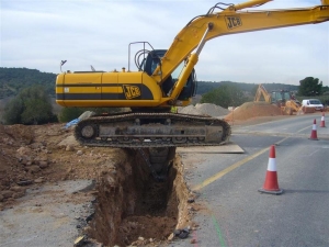 Excavación de zanja de paso por carretera