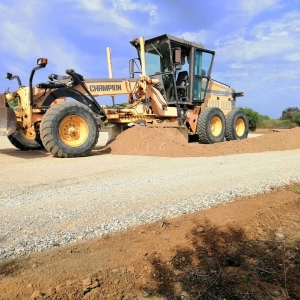 Extendido de arena en pista para caballos en Vila-Seca