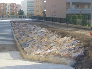 Muro de Escollera en zona comunitaria de un edificio de apartamentos