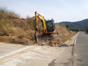 Demolición pavimento entrada a deixalleria