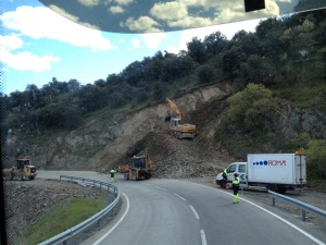 Recogida de desprendimiento de tierras en carretera