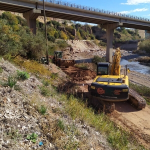 Preparación del terreno para posterior colocación de escollera en Picamoixons