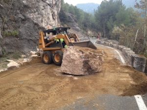 Retirada roca desprendida en carretera