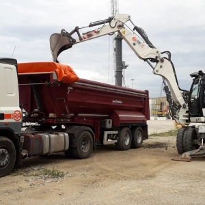 Excavación y carga de tierras en el Puerto de Tarragona